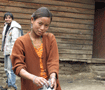 シャンティ村　茶の薬缶を洗う女性 Washing kattle