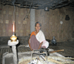 マジュウリ島　ミシン族高床式家の中（夜）　囲炉裏がある　Inside of Misin tribe house