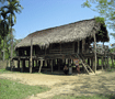 タンサ族の村　ミャオ付近（アルナチャール・プラデシュ）　高床のロングハウス　Raised floor house of Tansa tribe