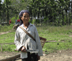 タンサ族の村　刃物を持つ女性 Tansa tribe woman