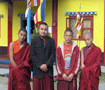 持ち込んだマギーラーメンを炊いてくれた僧達　黒服の僧はブータン人 Bhutanese Buddhist (in black)