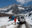 セラ峠は標高4200mの難所だ  Snow road 3 Sera Pass