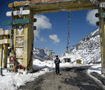 峠の山門で  Gate on Sera Pass