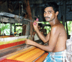 機織り職人　村の中の小さな機織り場で Weaving factory 