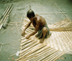 竹を編む　器用だろう Weaving bamboo