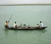 ブラマプトラ川　漂う人 Boat on the Brahmaputra