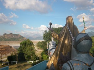 1991年に大噴火を起こしたピナトゥボ山に向かい、サント・トーマス河畔の 丘に建立されたキリスト像。