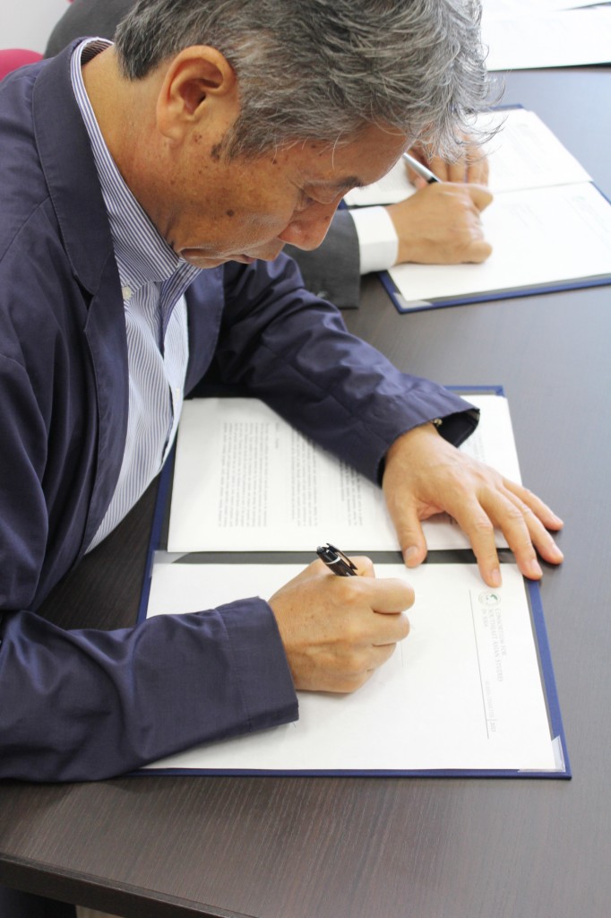 Signing of SEASIA Charter by CSEAS Center Director, Shimizu Hiromu (11 November, 2013)