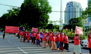 政府に接収された農地の返還を求めるデモ（ヤンゴン、2014 年 8 月）