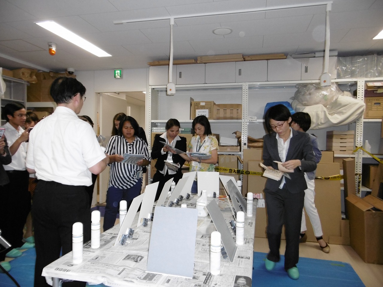 東京大学経済学部資料室にて、小島浩之講師およびPreservation Technology Japan社による史資料修復・保存の講義・実務研修を受ける3