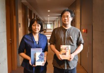 互いの著作を手にとりあう深田監督と西准教授